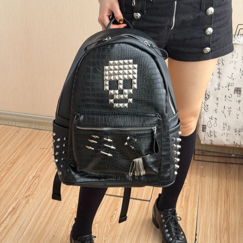 Fashion Backpack Women - กระเป๋าเป้สะพายหลังลายหนังจระเข้สีดำแบบดั้งเดิม ประดับหมุดรูปหัวกะโหลก แฟชั่นสตรีท สำหรับใส่คอมพิวเตอร์ เหมาะสำหรับผู้ชายและผู้หญิง