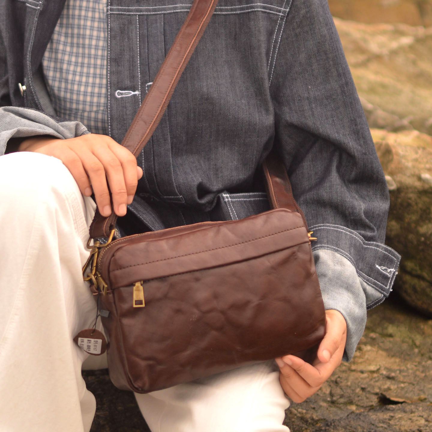 Leather Backpack Vintage - AETOO กระเป๋าสะพายข้างสไตล์วินเทจที่ออกแบบใหม่ ทำจากหนังฟอกสี กระเป๋าสะพายไหล่เดี่ยว ชั้นบนสุดทำจากหนังวัว ทันสมัย